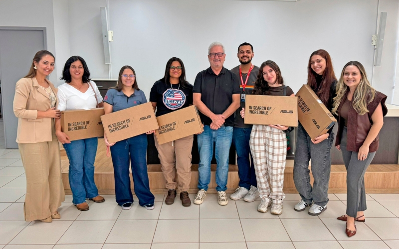 Alunos destaques de curso de Mídias Digitais recebem notebooks