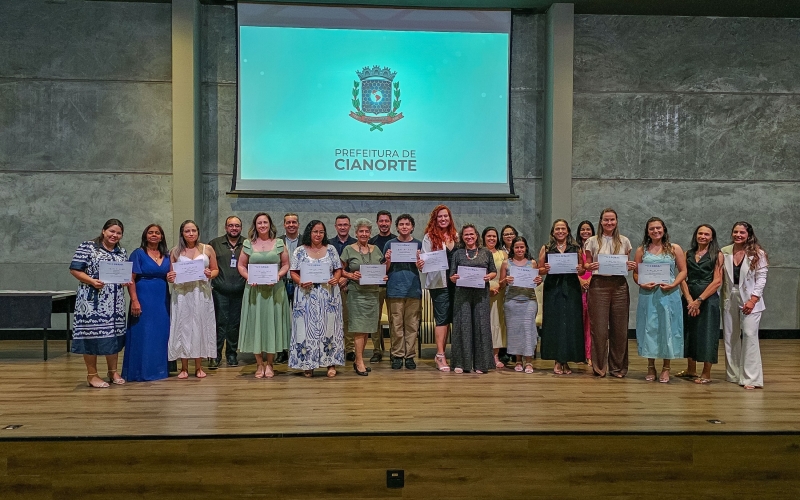 Cerimônia oficializa a formatura de 373 novos profissionais