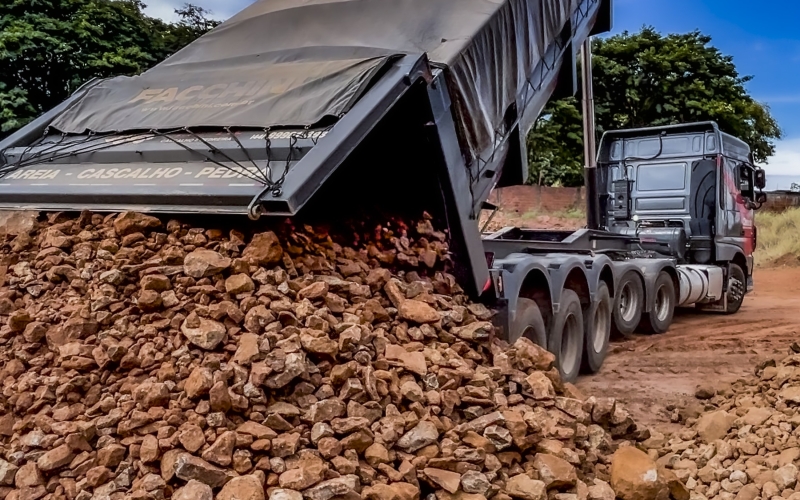 Programa municipal disponibiliza cascalho para pequenos produtores rurais