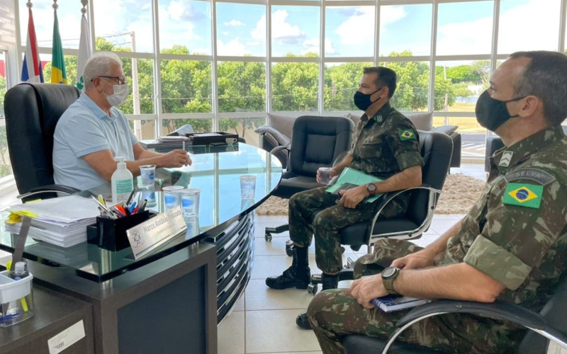 Prefeito recebe visita do novo instrutor do Tiro de Guerra