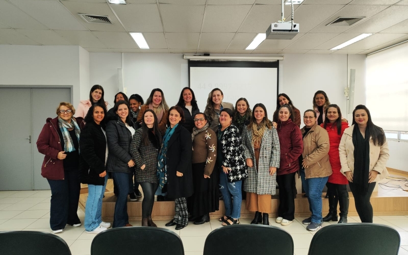 Profissionais da Educação Infantil participam de formação sobre psicomotricidade e neurodesenvolvimento.