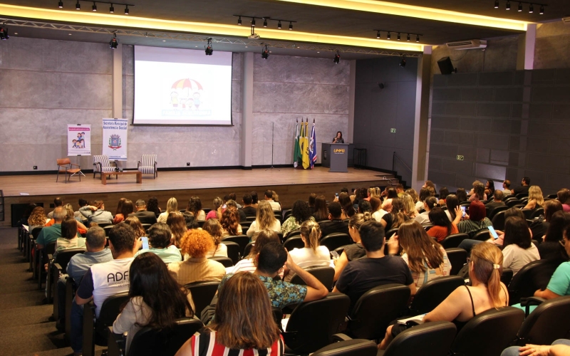 Seminário reúne profissionais para tratar do Acolhimento Familiar 