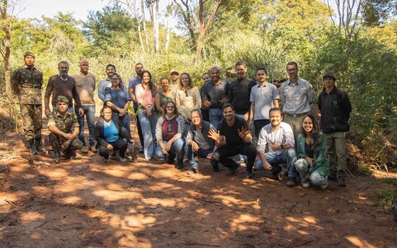 Lideranças plantam 80 mudas nativas no Cinturão Verde