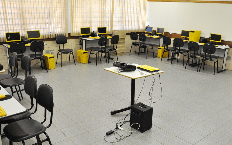 Interior da sala de aula de inglês