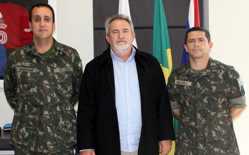 Teixeira de Freitas recebe representantes do Exército Brasileiro e