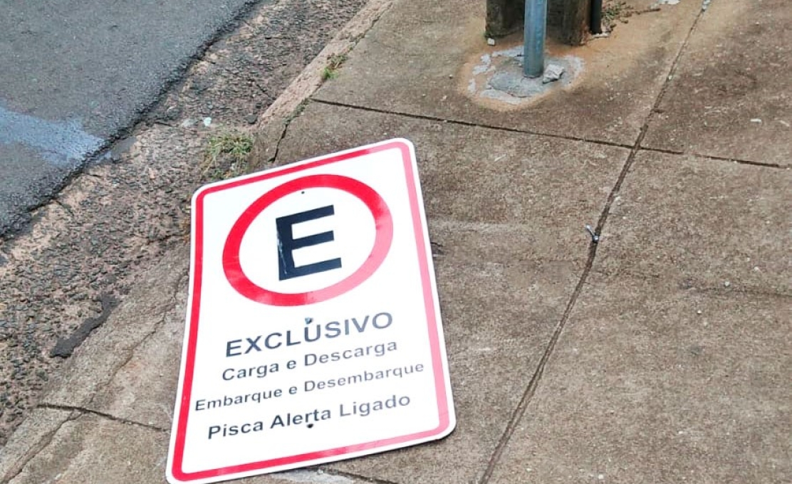 Vandalismo em placas de sinalização compromete a segurança viária