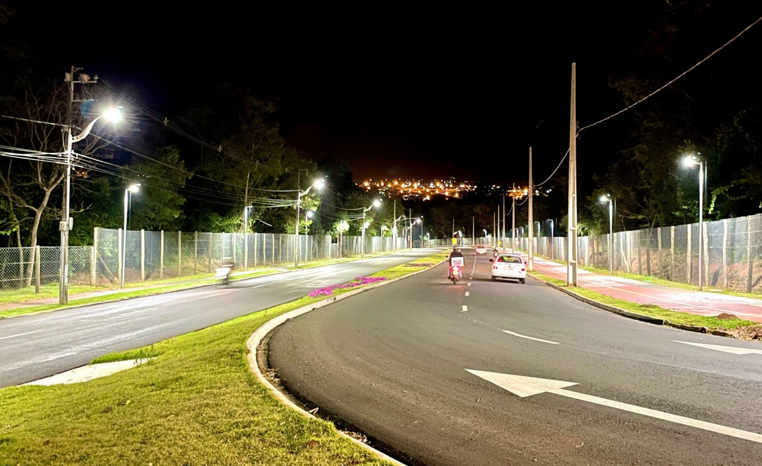 Avenida Makio Sato recebe 58 luminárias em LED