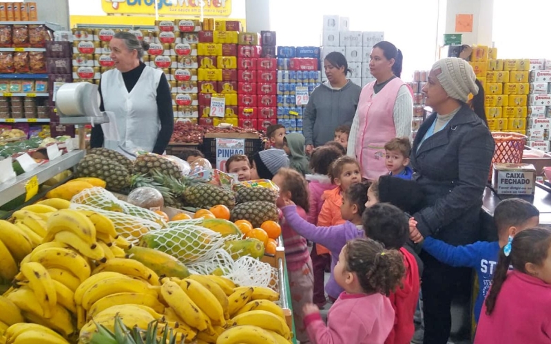 Alunos do CMEI João e Maria visitam supermercado