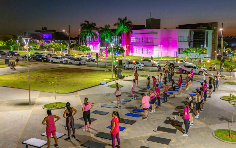 Em clima de Outubro Rosa, aulão de funcional reúne 40 mulheres