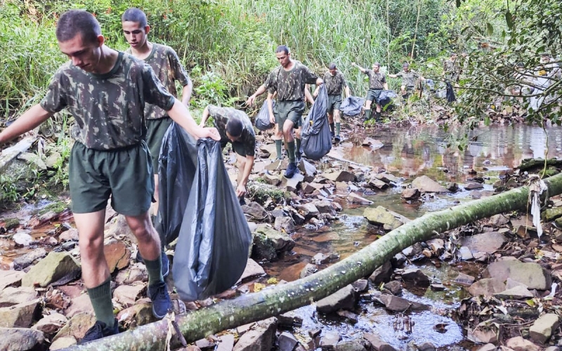 Ação retira 1.200 quilos de lixo do Rio Coruja