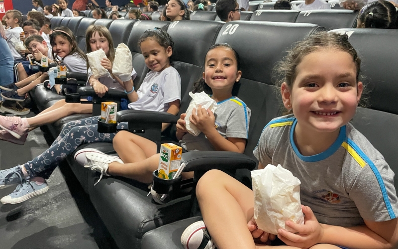 Rede Municipal de Ensino celebra dia das crianças com sessões de cinema