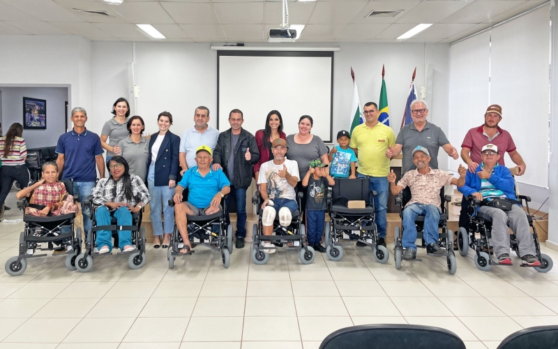 Prefeitura de Cianorte entrega sete cadeiras de rodas motorizadas