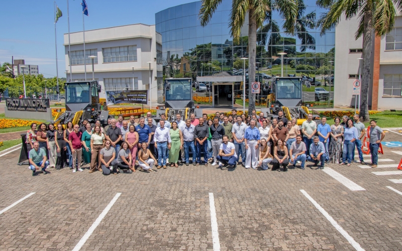Pás carregadeiras fortalecem agricultura cianortense