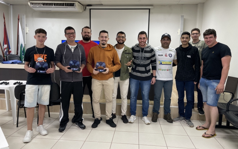 Prefeitura premia vencedores do campeonato virtual de futebol